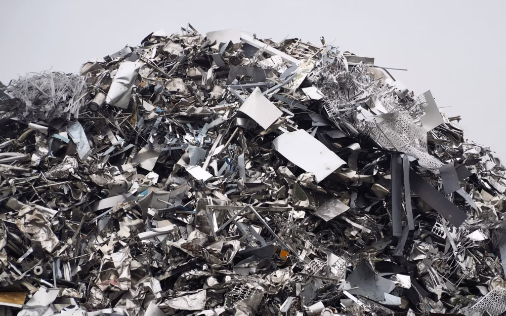 Vanliga typer av metallskrot, inklusive aluminium och stål.