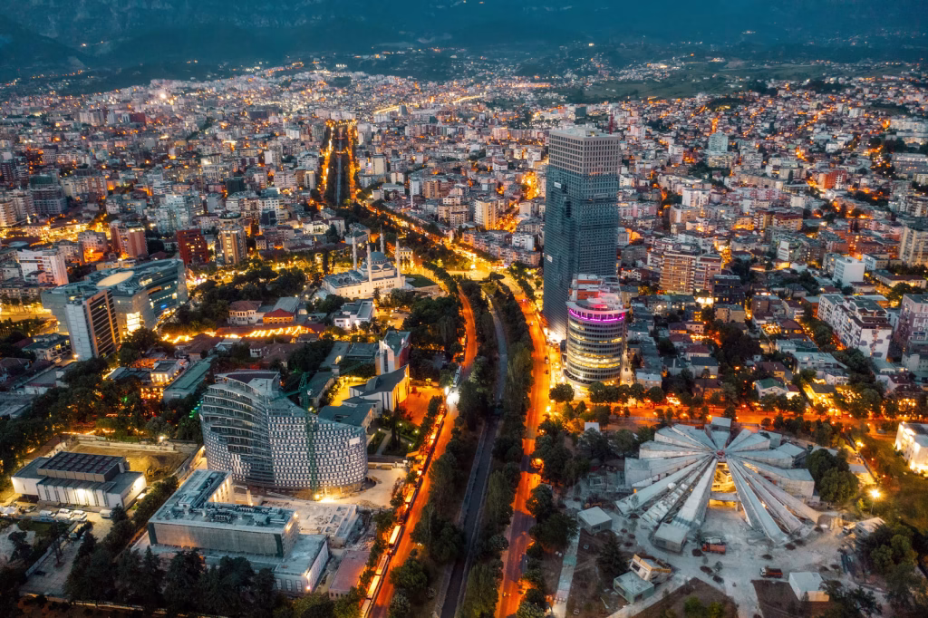 Utsikt över Tirana i Albanien med färgstark arkitektur, Skanderbeg-torget och stadens livliga atmosfär – perfekt resmål för en Albanien resa.